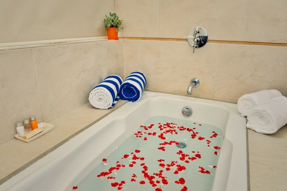 Фото Neelams The Glitz