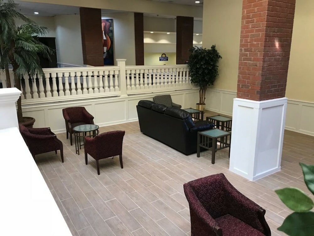 Фото Days Inn & Suites by Wyndham Tallahassee Conf Center I-10