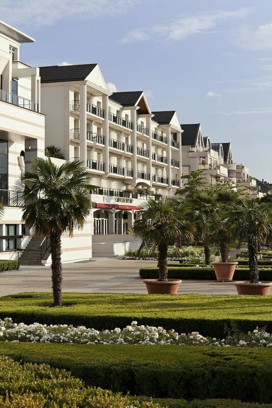 Гостиница Hôtel Barrière l'Hôtel du Lac