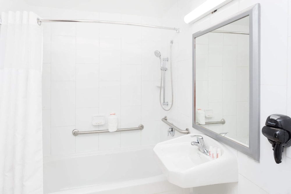 Фото Ramada Plaza by Wyndham Chicago North Shore