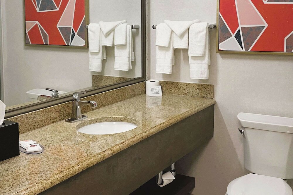 Фото Comfort Inn & Suites Nw Milwaukee