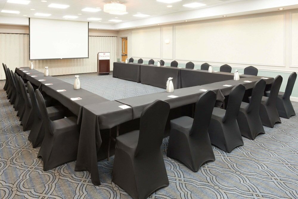 Фото Ramada Plaza by Wyndham Chicago North Shore