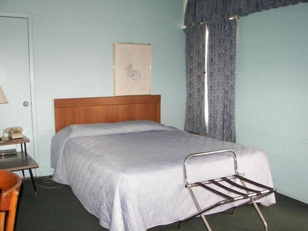 Фото Holiday Host Motel