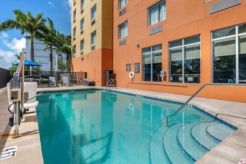 Гостиница Comfort Suites Fort Lauderdale Airport South & Cruise Port в Дания Бич