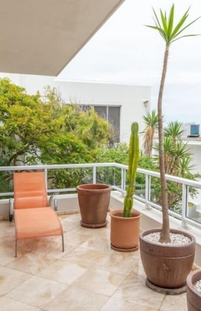 Фото Bantry Beach Luxury Suites