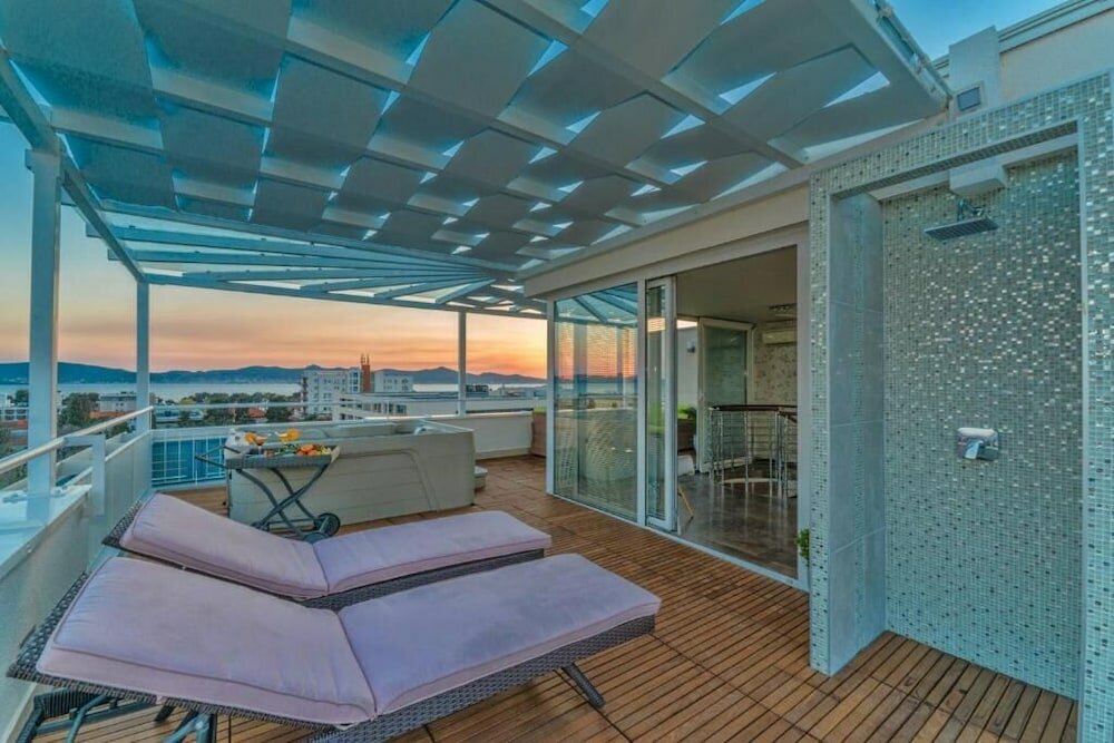 Фото Sunset Penthouse Apartment with Hot Tub