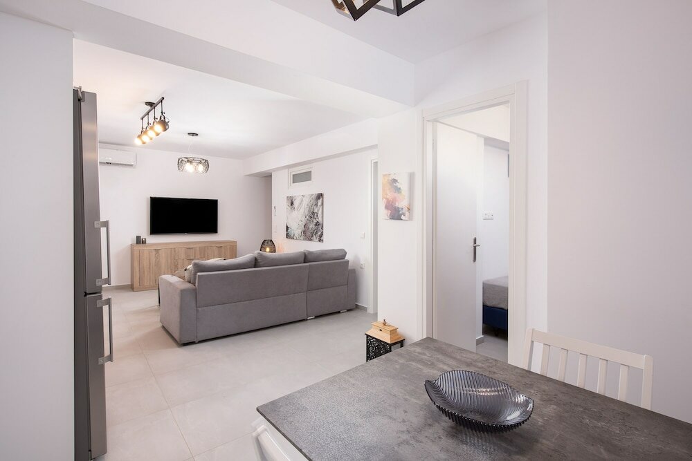 Фото Semi Basement Apartment