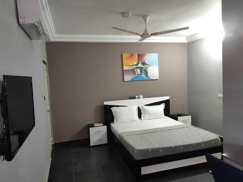 Гостиница Room in Guest Room - Standard Double Bed in Royal Blue Guest House and Bar в Ломе