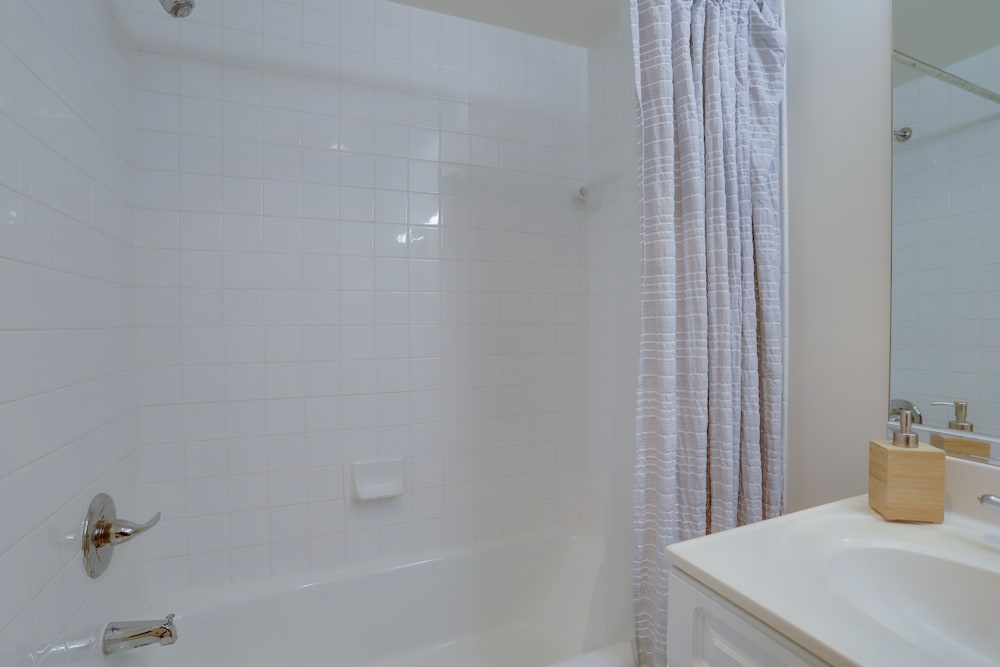 Фото Spacious Apt Crystal City With Gym