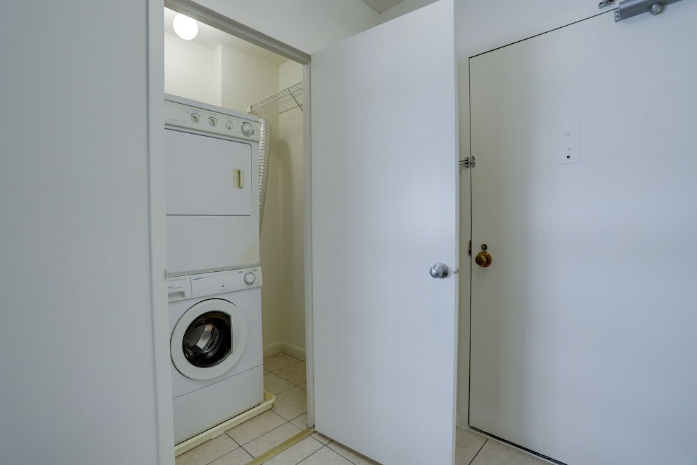 Фото Spacious Apt Crystal City With Gym