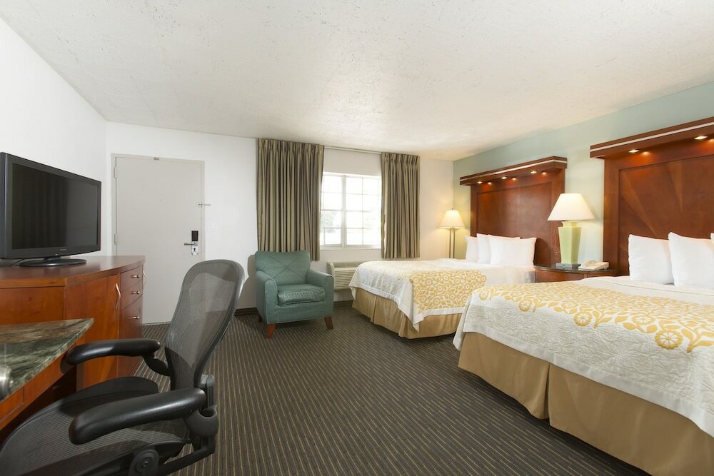 Фото Days Inn by Wyndham Miami Airport North