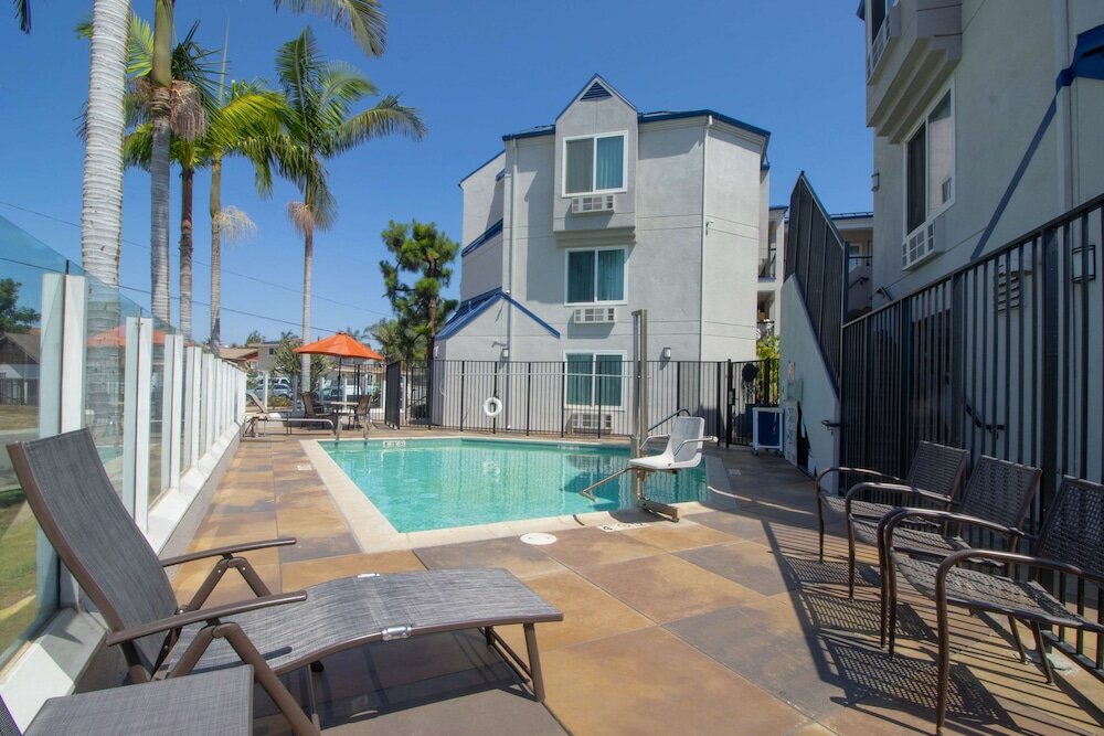 Фото Days Inn by Wyndham Carlsbad