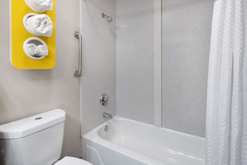 Фото Отель Spark by Hilton Atlanta Cumberland Ballpark