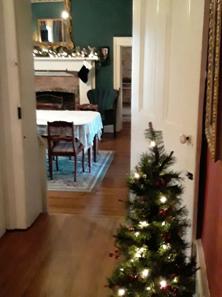 Фото Hall Place Bed and Breakfast