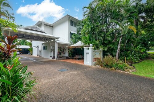 Гостиница Seascape Holidays - Coral Apartments в Порту-Дугласе