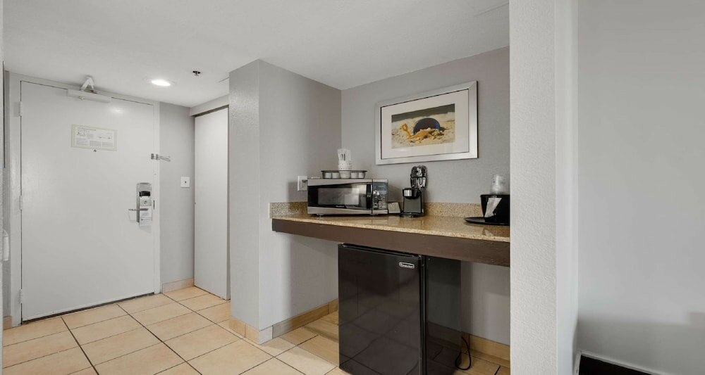 Фото Best Western Plus Holiday Sands Inn & Suites