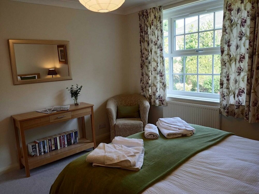 Фото Spacious 4 Bedroom House with Garden