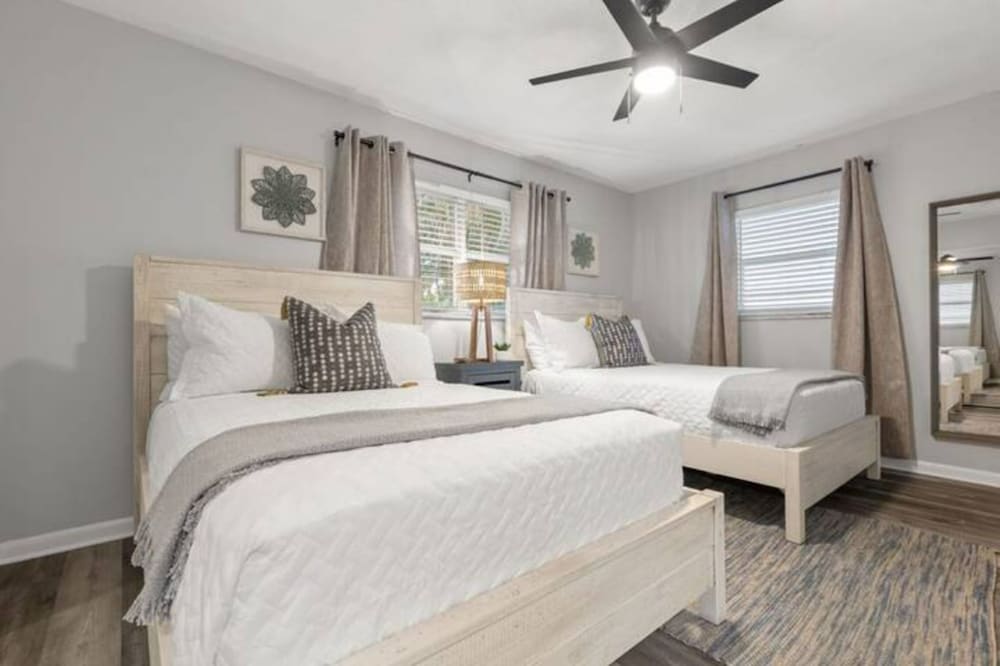 Фото 12th Ct Charming Oasis With New Pool