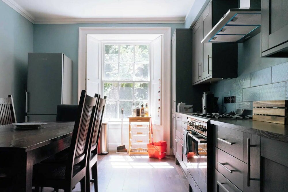Фото Spacious & Welcoming 2bd Flat - Edinburgh