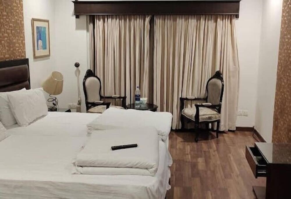 Hotel Royal Orchids Hotel, Sargodha, photo