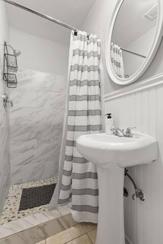 Фото 12th Ct Charming Oasis With New Pool