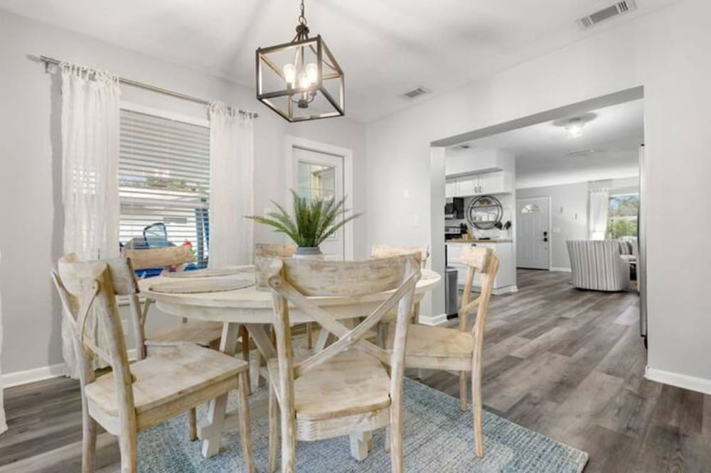 Фото 12th Ct Charming Oasis With New Pool