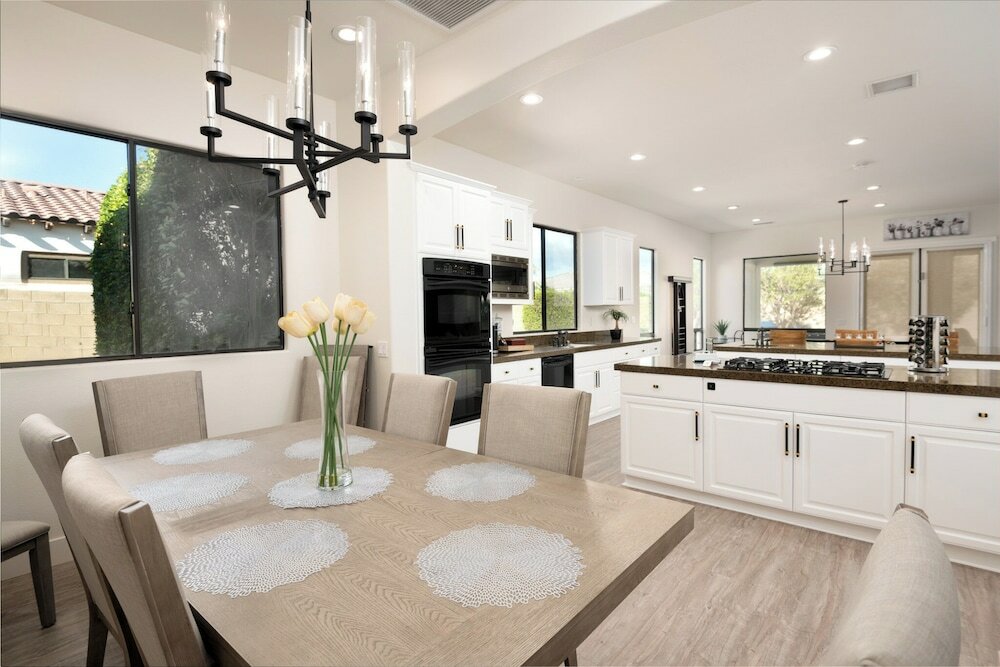 Фото Luxury Resort Style Living w Pool & Jacuzzi