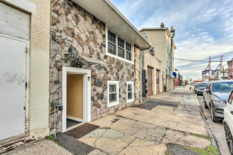 Гостиница Quaint New Jersey Getaway - Walk to Parks! в Элизабет