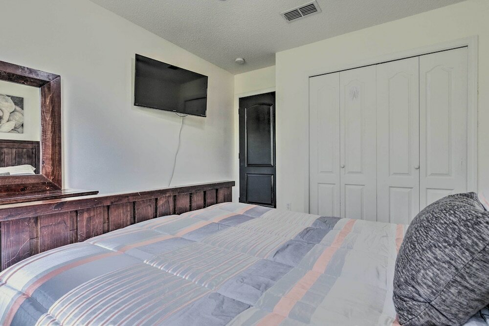 Фото Spacious Home w Sunroom, 15 Mi to Pensacola!