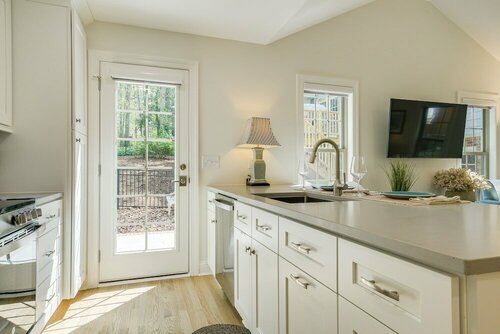 Гостиница Beautiful Raleigh Cottage Rental: 5 Mi to Downtown в Роли