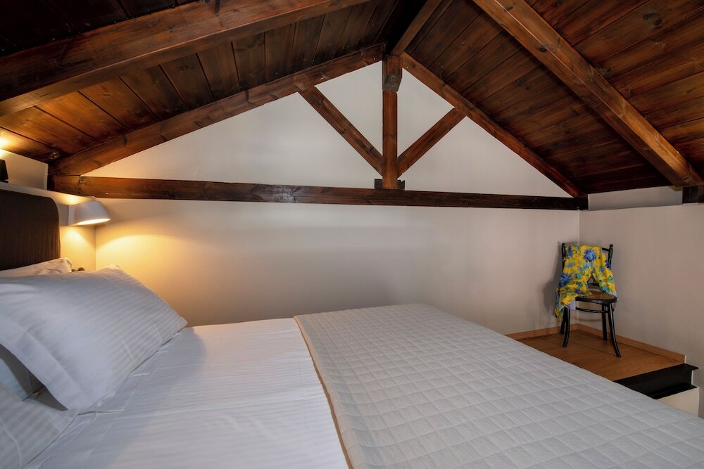 Фото Mosaic Venetian Harbour Suites