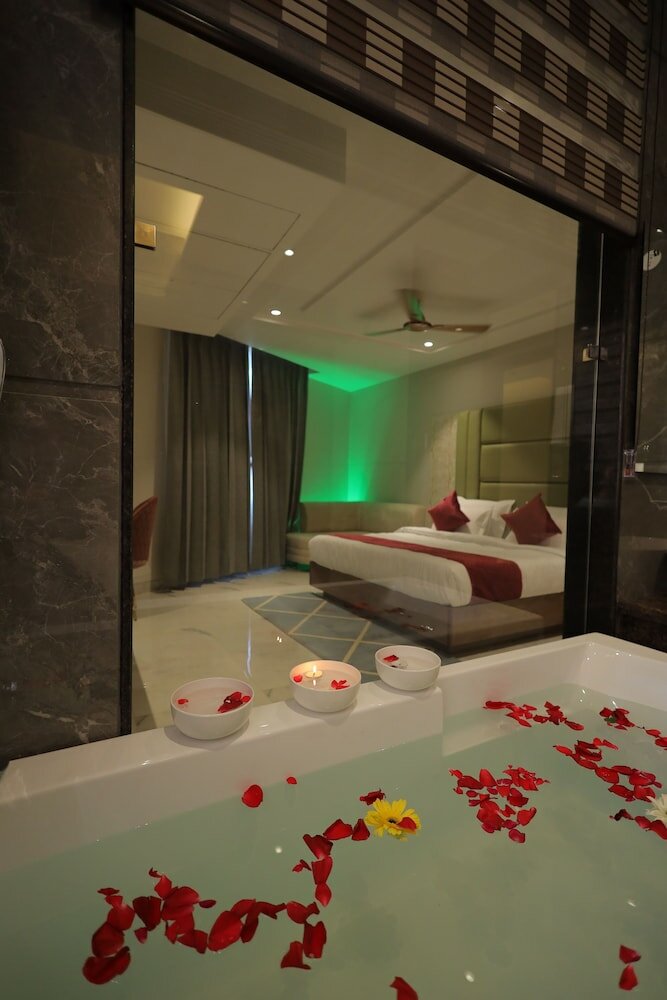 Фото Hotel Taj Crown Plaza