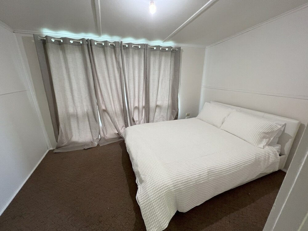 Фото Pet Friendly 2 Bedroom Cottage with Yard