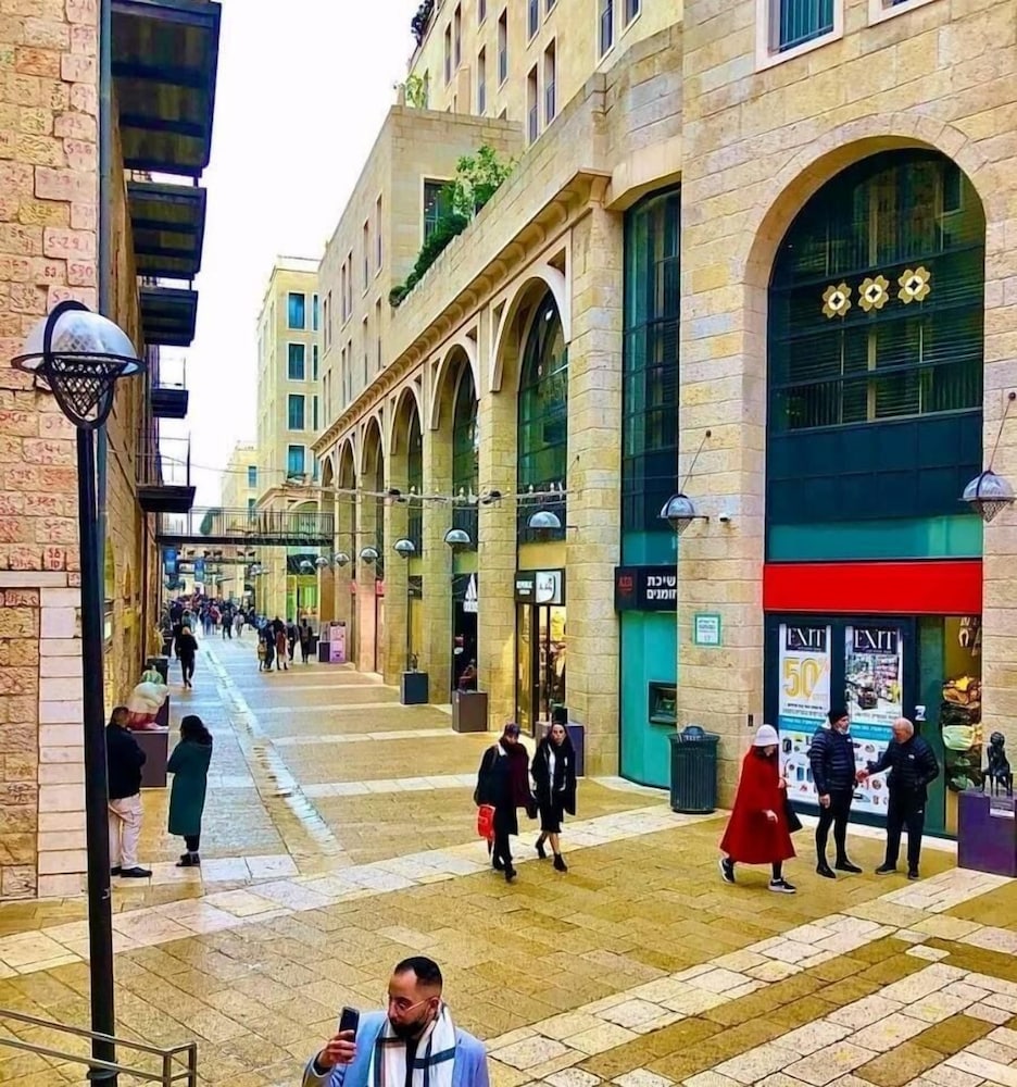 Фото The Colony Hotel