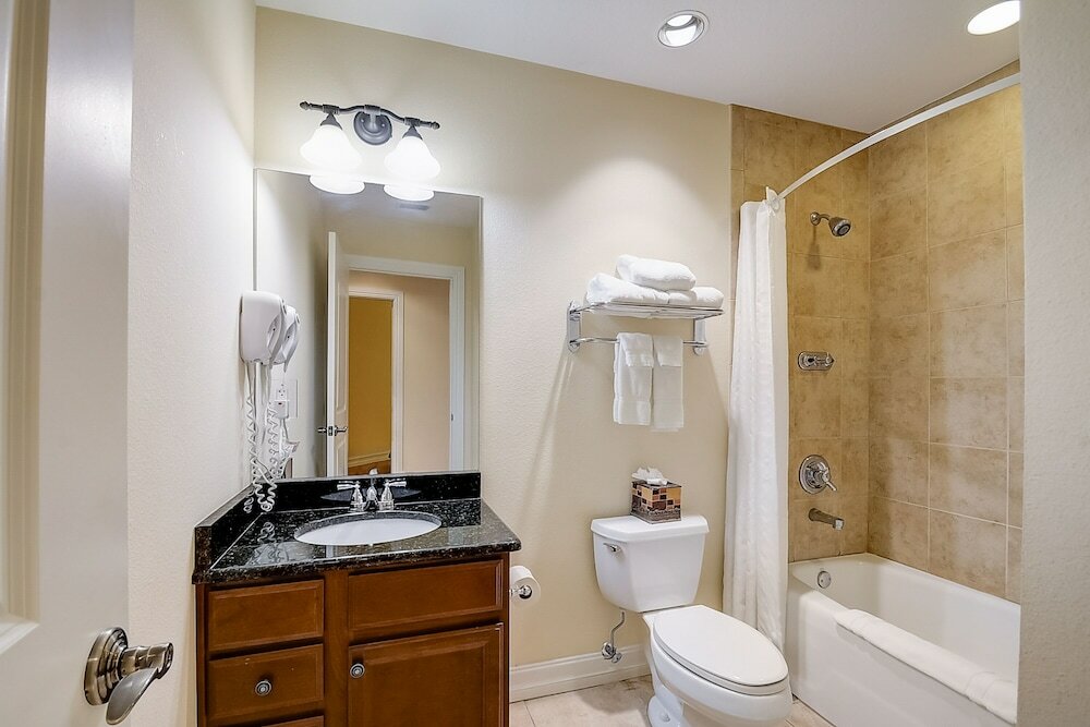 Фото Emerald Greens Hotel Condo Resort