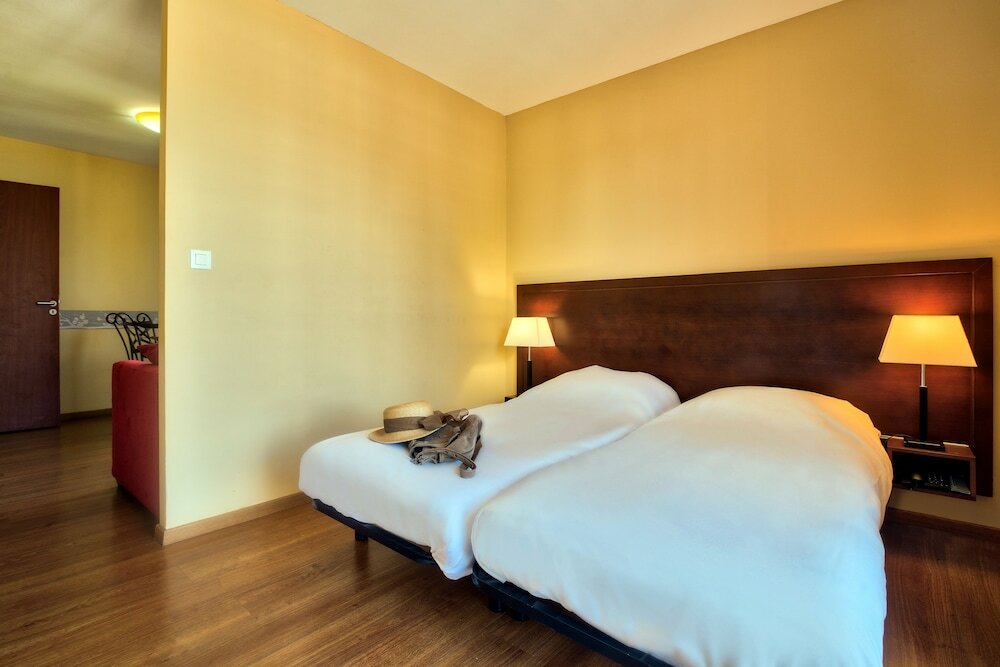 Фото Zenitude Hôtel - Résidences Les Jardins de Lourdes