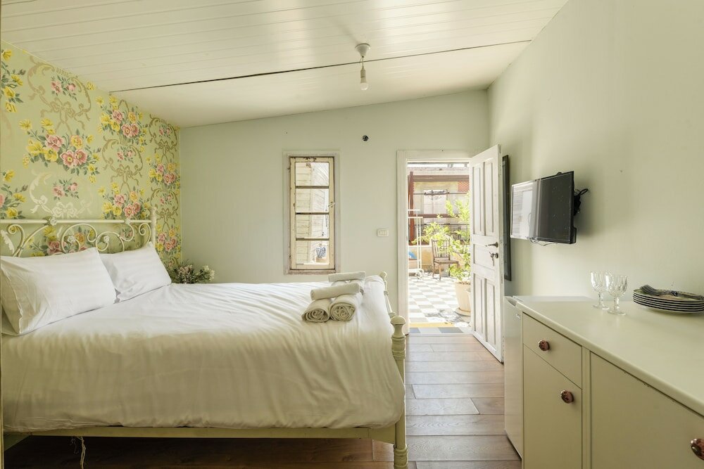 Фото Elegant 1br Apt w Balcony in the City