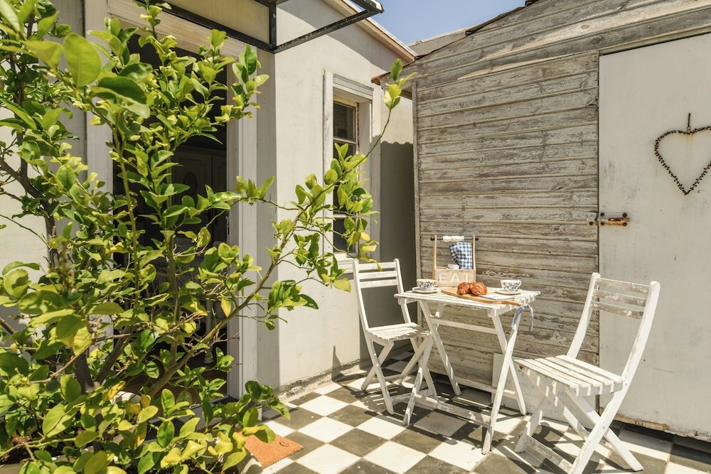 Фото Elegant 1br Apt w Balcony in the City