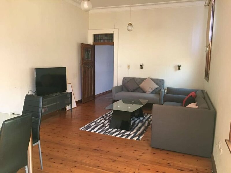 Гостиница Spacious 3 Bedroom Terrace in Newtown в Сиднее