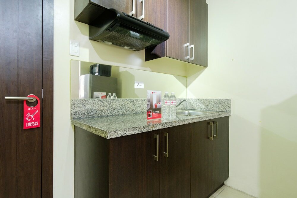 Фото Reddoorz Plus @ Pioneer Woodlands Mandaluyong