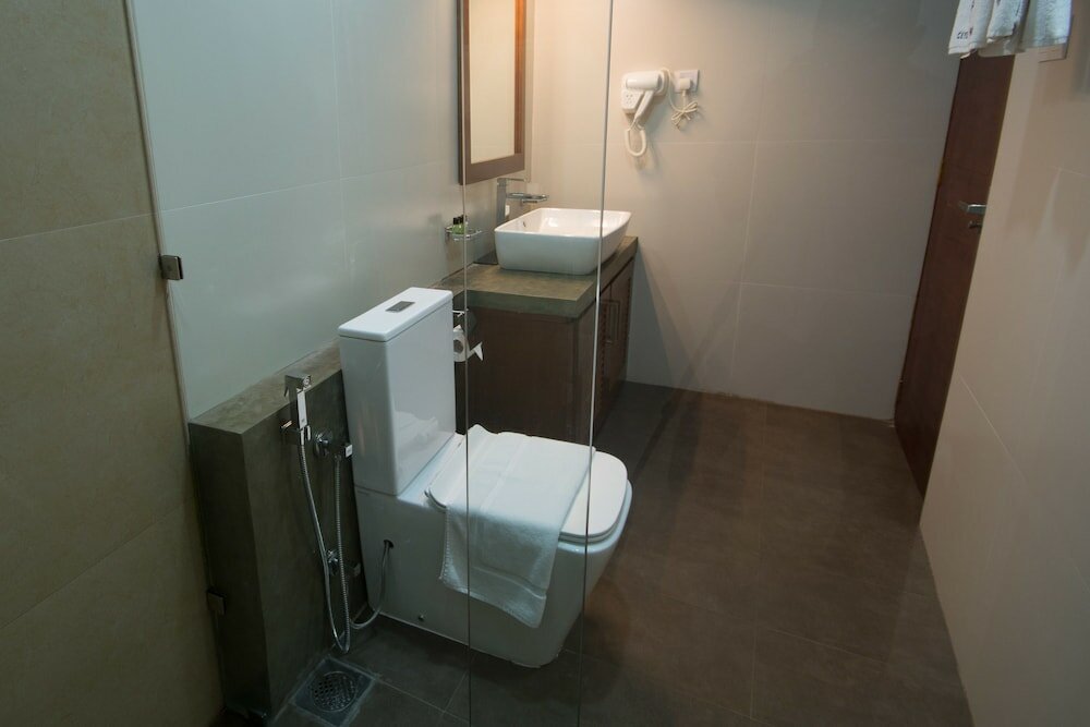 Фото Ceyloni City Hotel