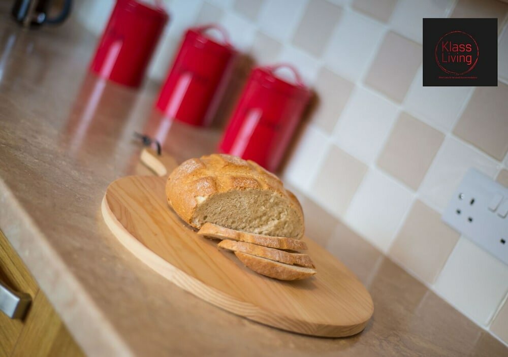 Фото Two Bedroom House by Klass Living Serviced Accommodation Hamilton - Kenmar House With Parking & WiFi