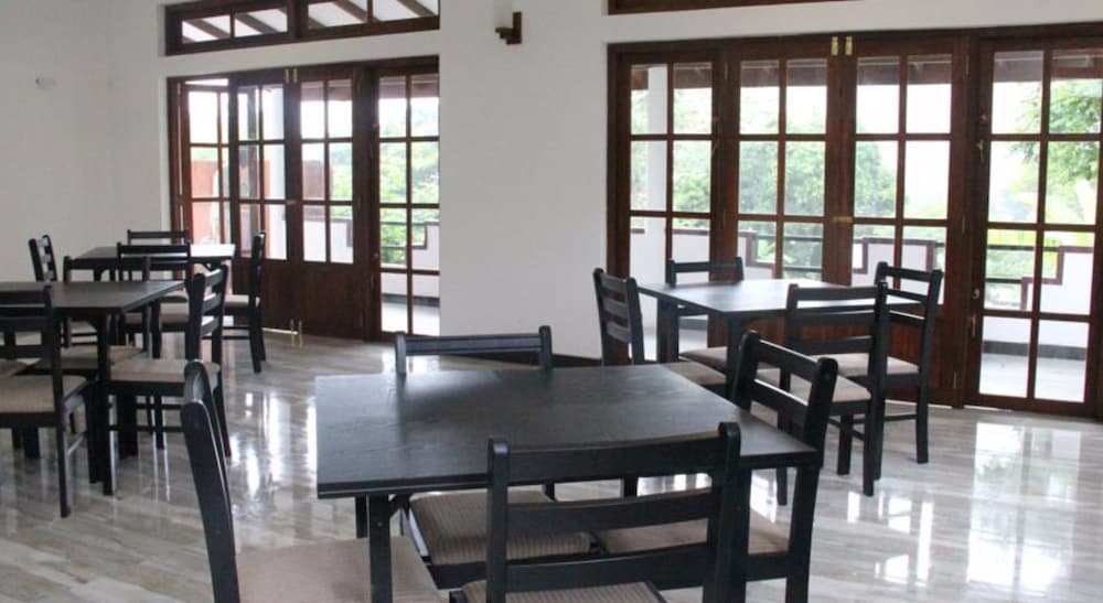 Фото Lizzie Villa Guest House