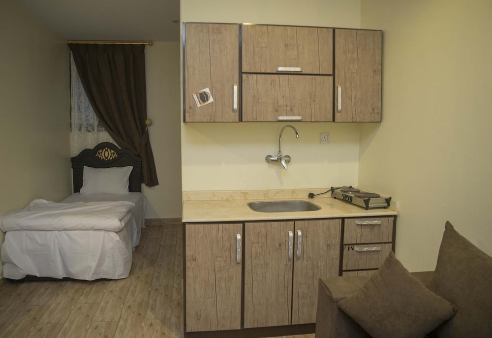 Фото Al Eairy Furnished Apartments Qassim 4