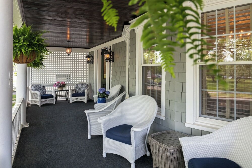 Фото Chateau Inn and Suites