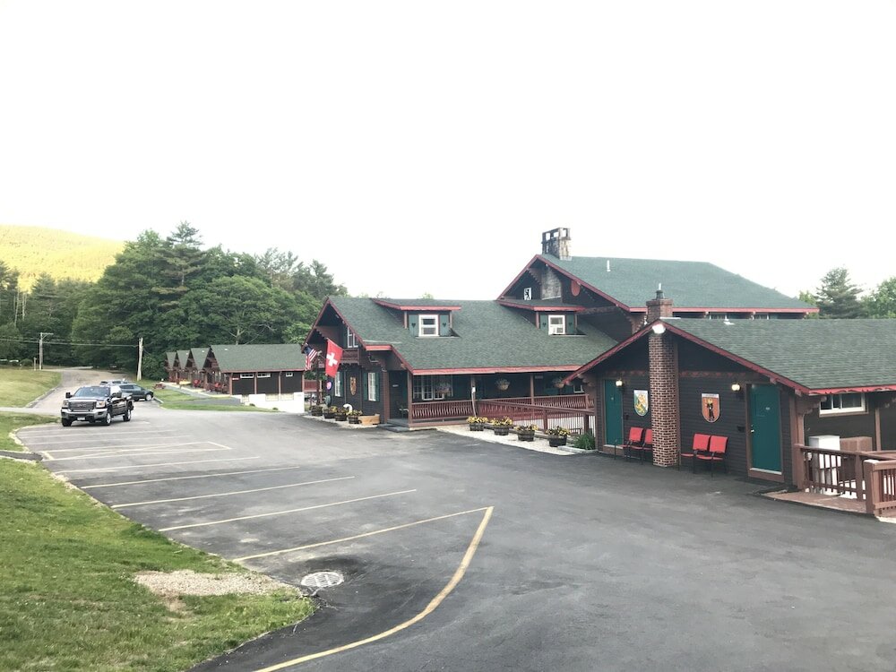 Фото Swiss Chalets Village Inn