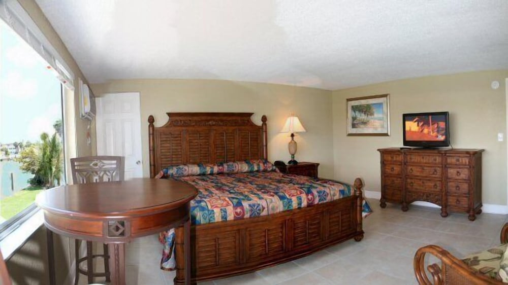 Фото The Bayside Inn & Marina