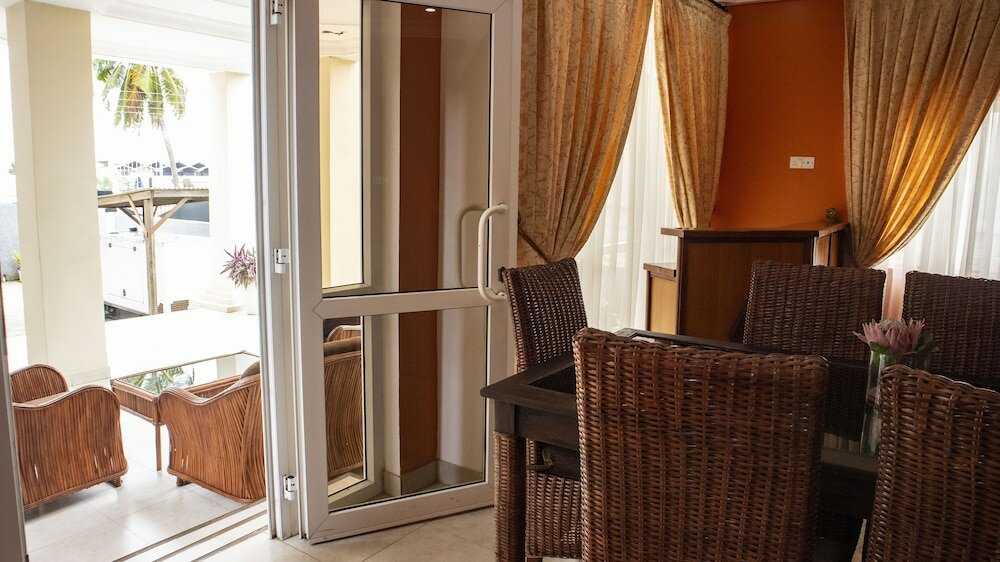 Фото His Majesty's Hotel and Apartments