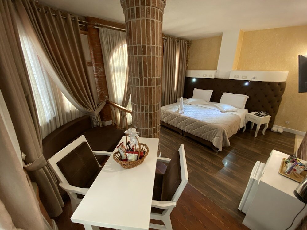 Фото The Red Bricks Hotel