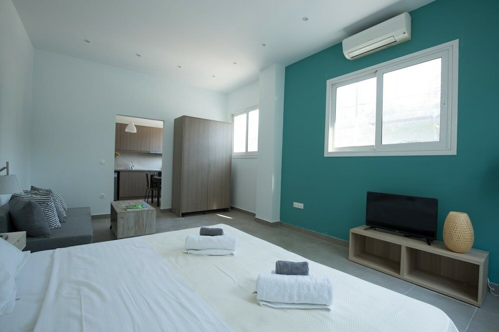 Фото Local Hostel & Suites